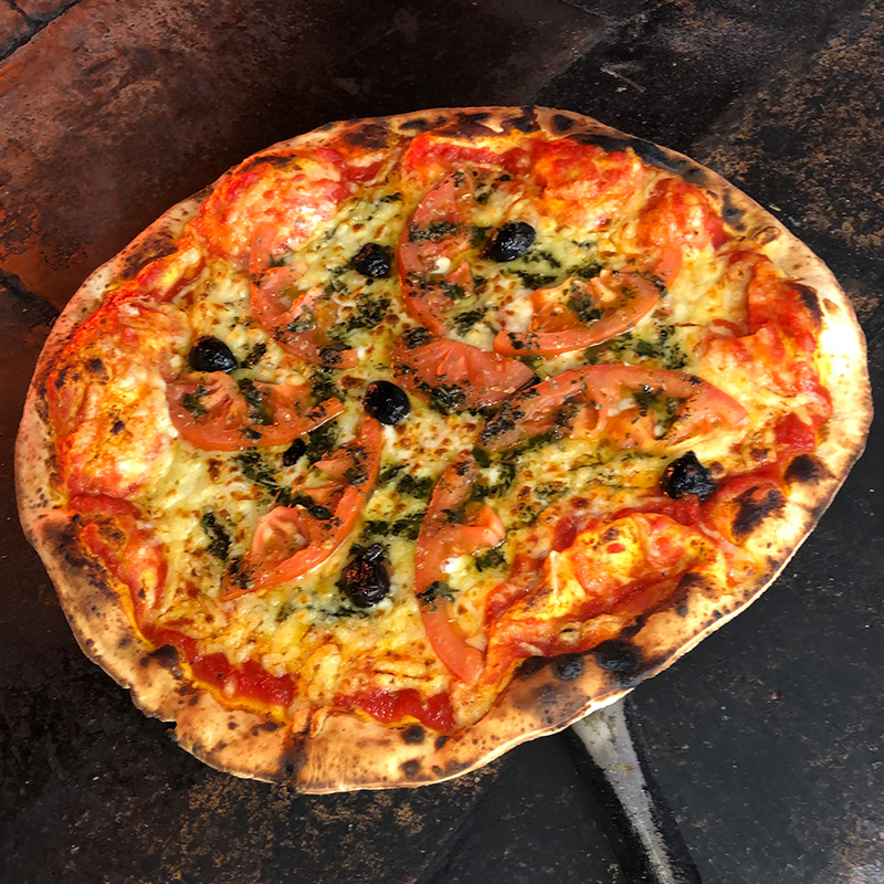 Pizza Saint Cyr Tomates Mozarella basilic fait maison cuite au feu de bois
